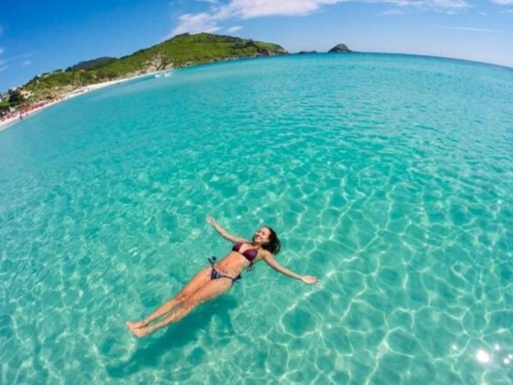 Explore-Arraial-do-Cabo-em-um-tour-com-passeio-de-barco-e-almoco-rio